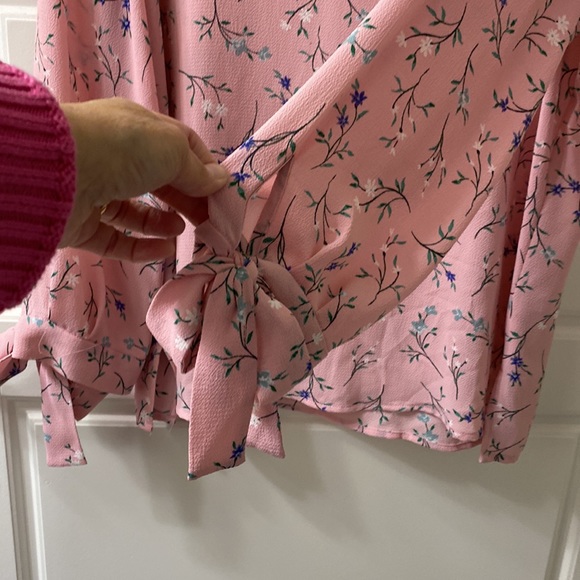 CeCe pink v neck floral bow tie sleeved blouse Nordstrom size medium - Picture 3 of 4